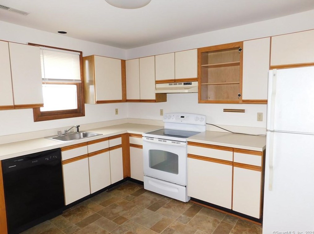654 Black Rock Tpke, Fairfield CT  06825-4743 exterior