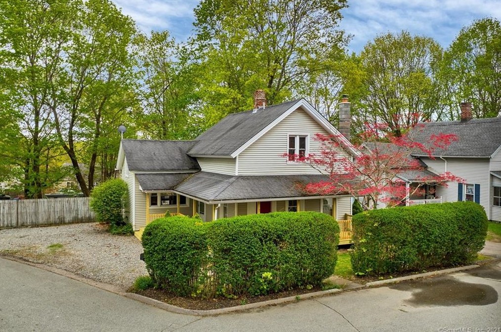 27 Crescent St, Uncasville, CT 06382