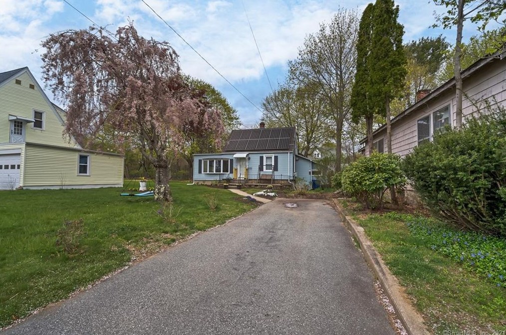 4 Johnson Ct, Waterford, CT 06385