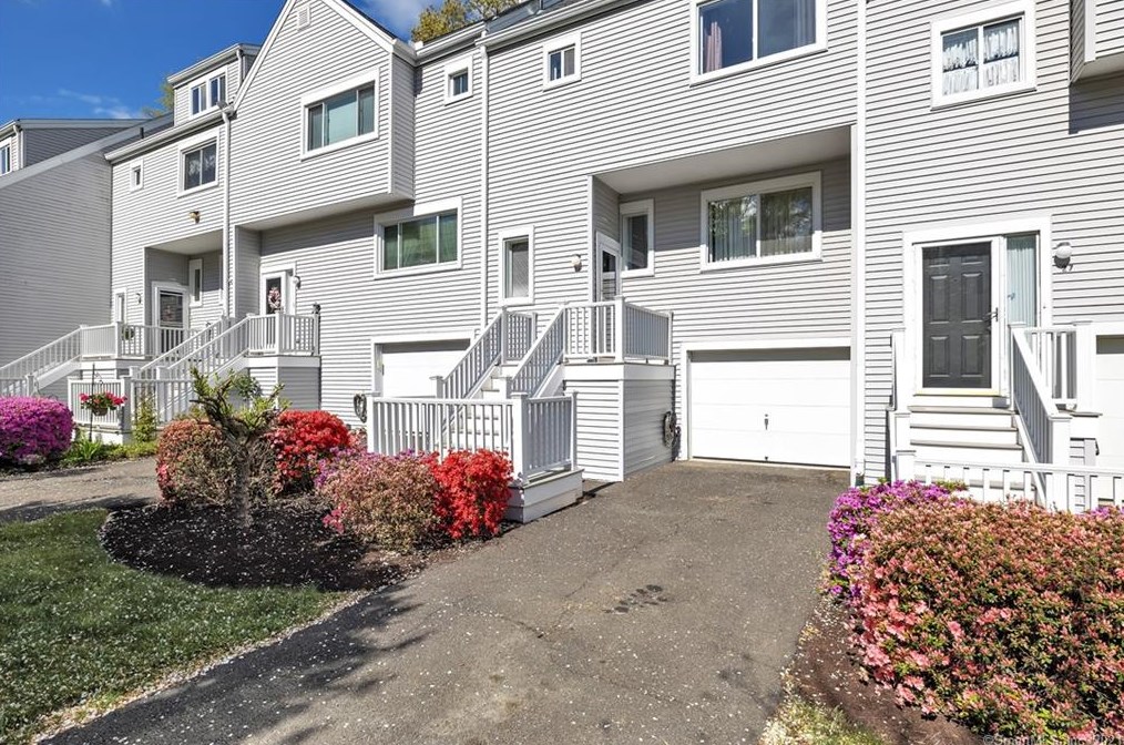 26 Country Pl, Huntington CT  06484-3862 exterior