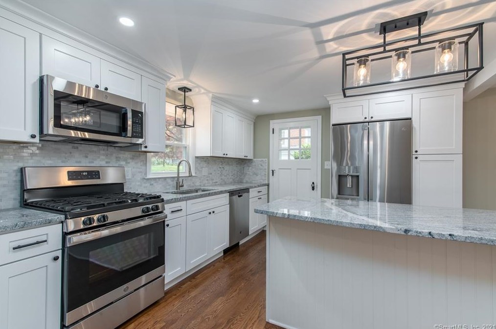 932 Ridge Rd, Hartford CT  06109-2855 exterior