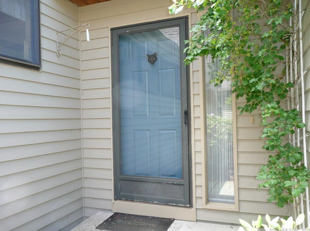 8 Arrowwood Ct #8, Granby, CT 06035