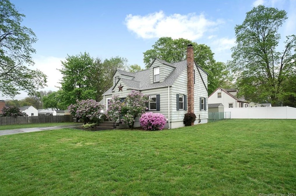 9 Roberta Rd, North Haven, CT 06473