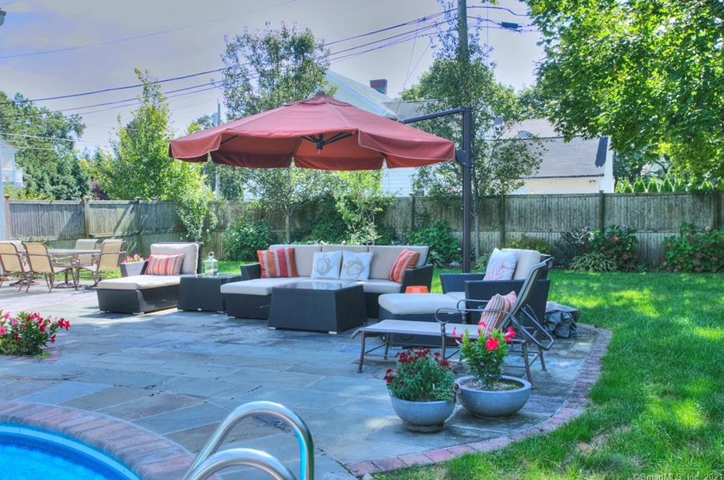 2 Murvon Ct, Westport CT  06880-6827 exterior