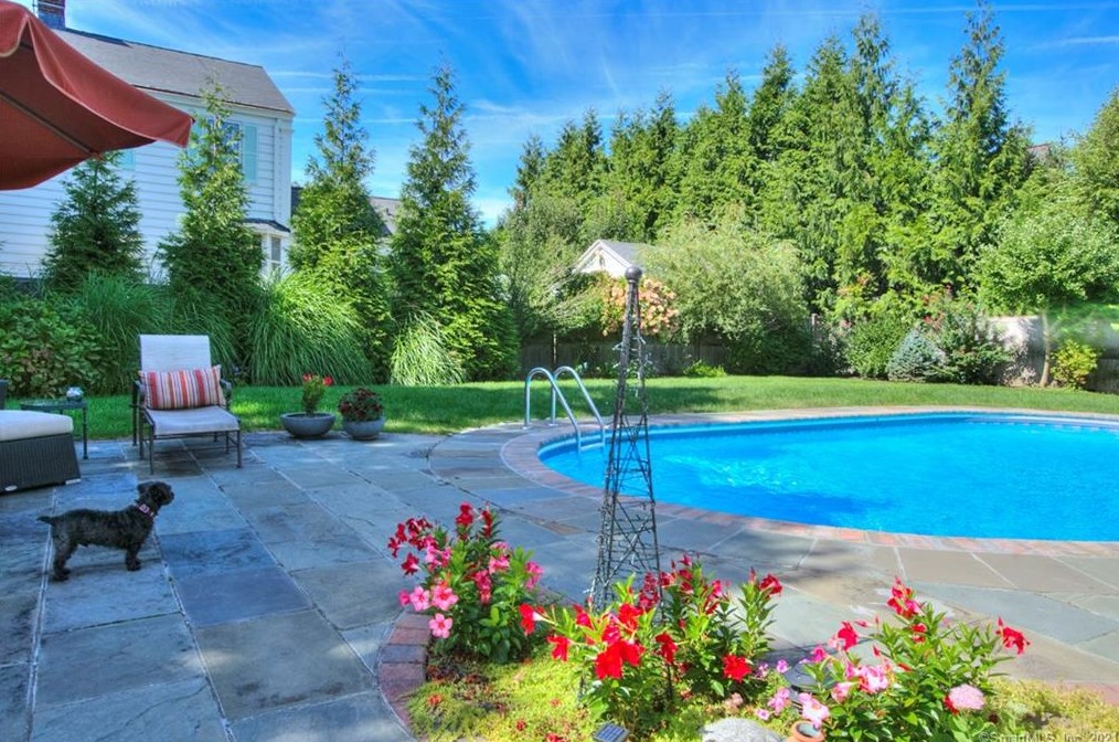 2 Murvon Ct, Westport CT  06880-6827 exterior