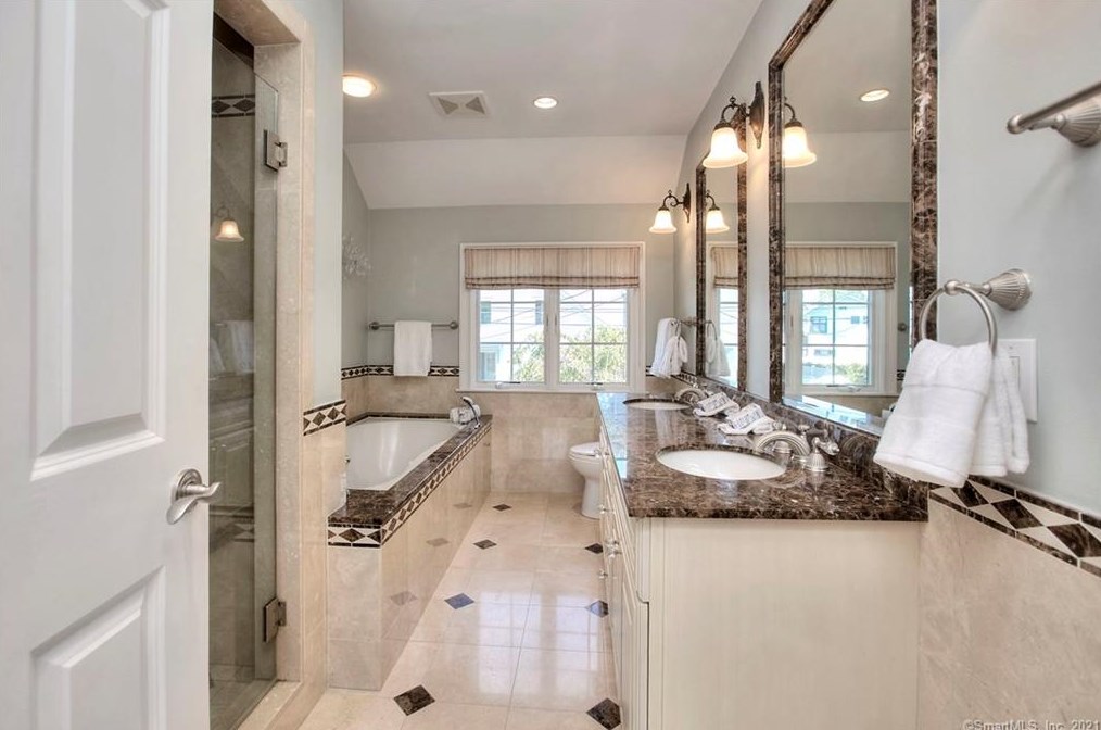2 Murvon Ct, Westport CT  06880-6827 exterior
