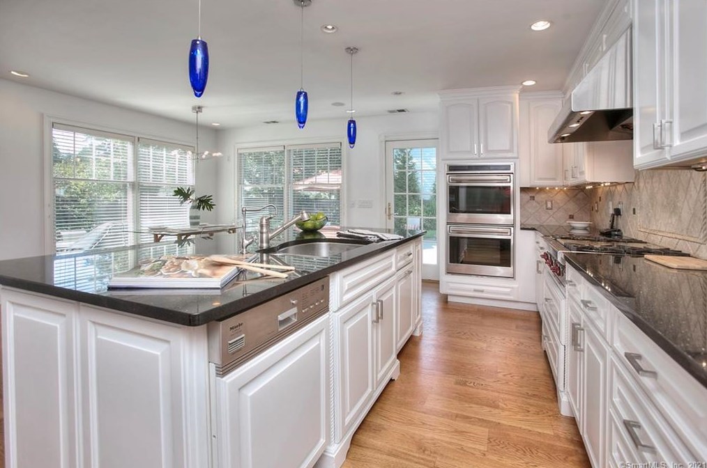 2 Murvon Ct, Westport CT  06880-6827 exterior