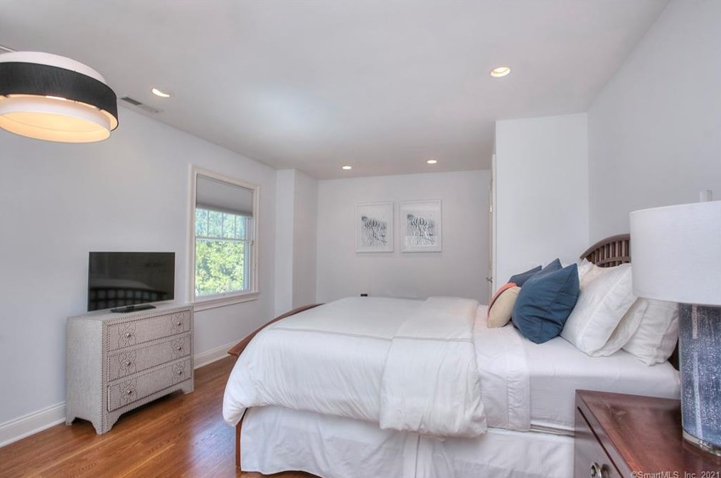 2 Murvon Ct, Westport CT  06880-6827 exterior