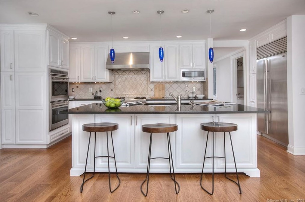 2 Murvon Ct, Westport CT  06880-6827 exterior