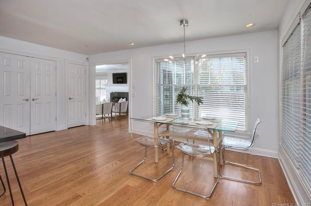 2 Murvon Ct, Westport CT  06880-6827 exterior