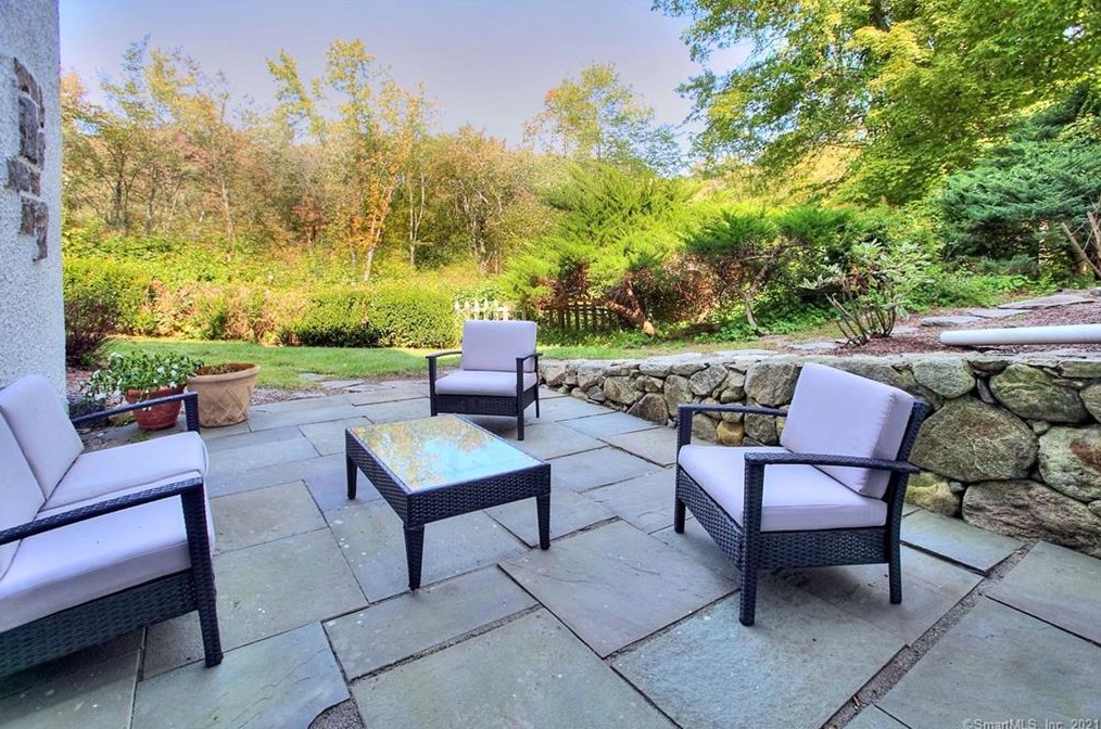 300 Newtown Tpke, Weston CT  06883-1321 exterior