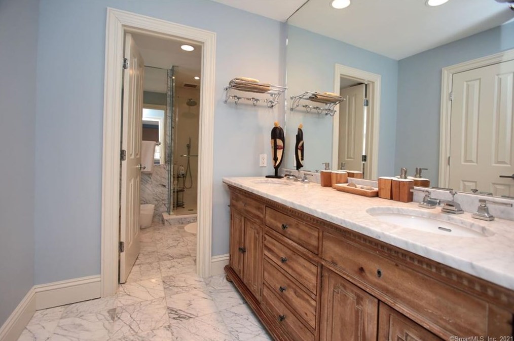 300 Newtown Tpke, Weston CT  06883-1321 exterior