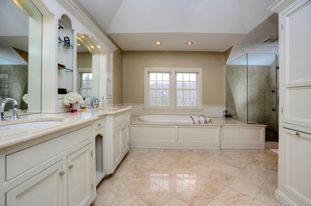 300 Newtown Tpke, Weston CT  06883-1321 exterior