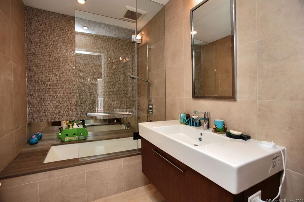 300 Newtown Tpke, Weston CT  06883-1321 exterior
