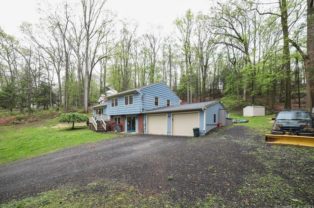 13 Robins Ln, Brookfield Center, CT 06804