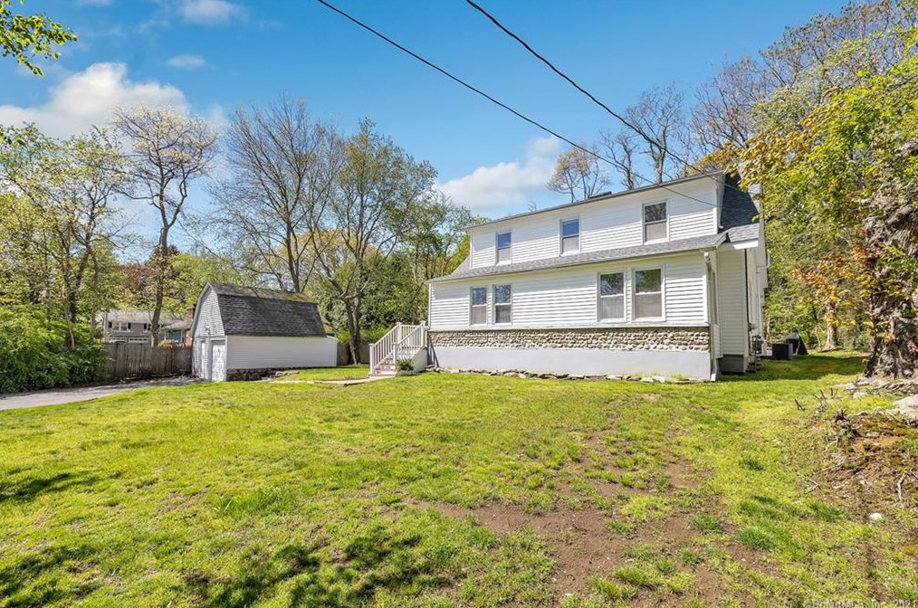 975 Cutspring Rd, Stratford, CT 06614-1955