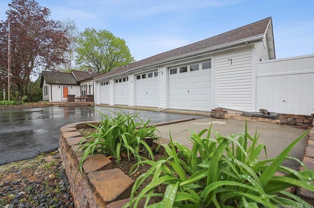 32 Black Hill Rd, Plainfield, CT 06374-1405
