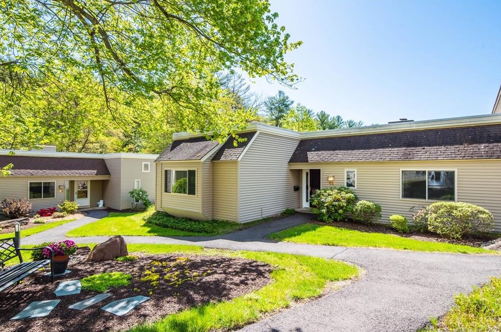 62 Library Ln, Simsbury, CT 06070-2168