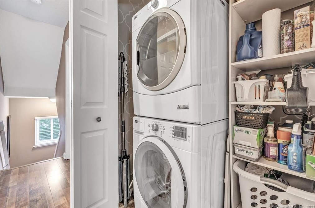 90 Country Pl, Huntington CT  06484-3862 exterior
