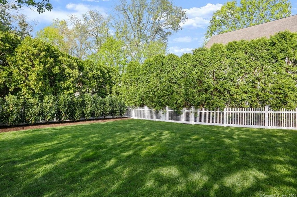 11 Anthony Pl, Riverside CT  06878-1611 exterior