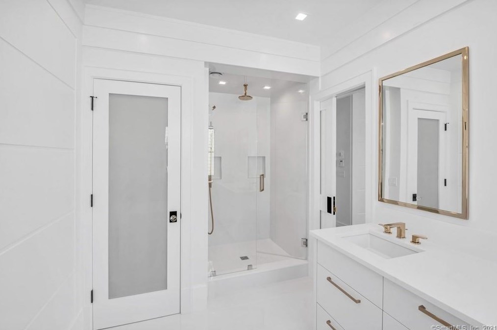 11 Anthony Pl, Riverside CT  06878-1611 exterior