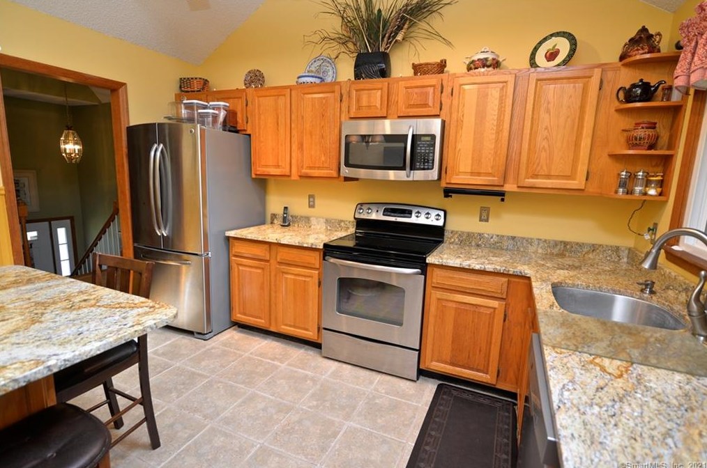 28 Charcoal Ridge Rd E, Danbury, CT 06812