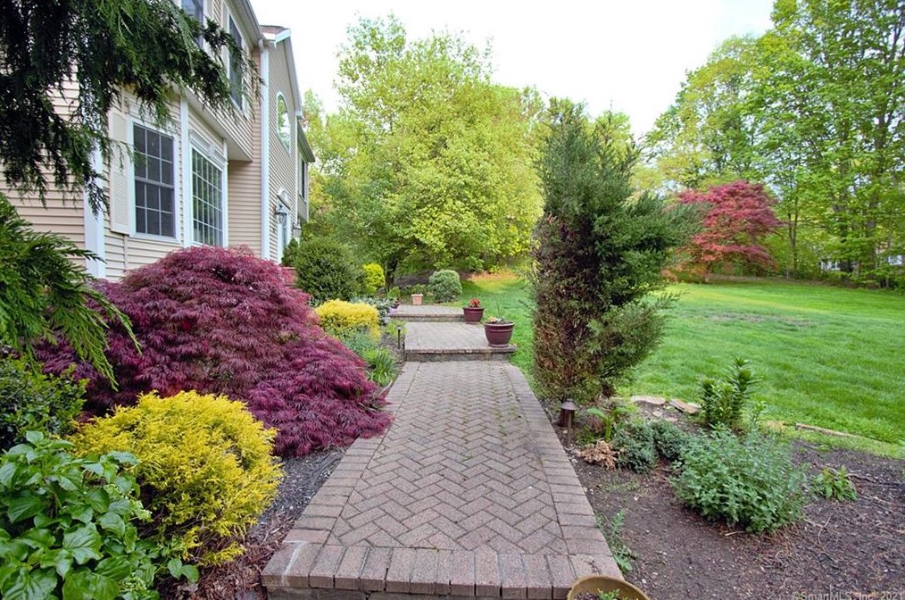 63 Mohegan Rd, Huntington, CT 06484