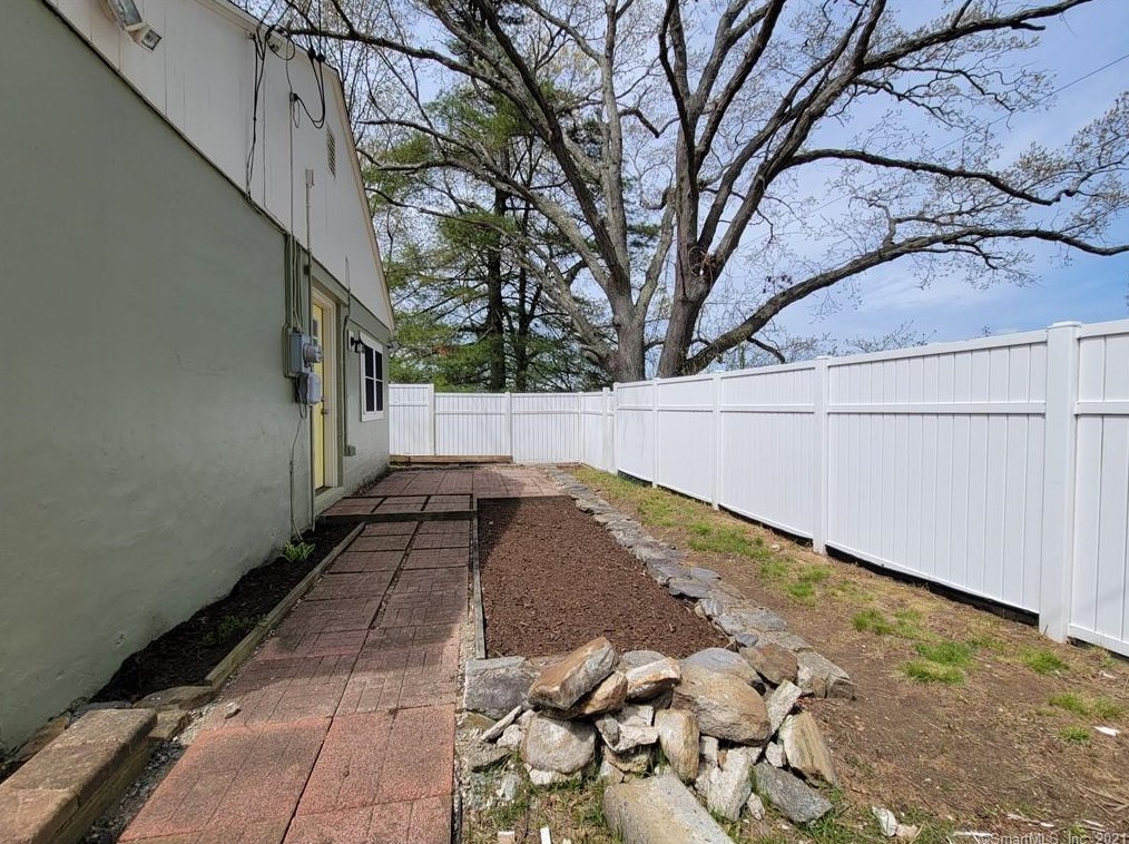 18 Elm St, Clinton CT  06413-2236 exterior
