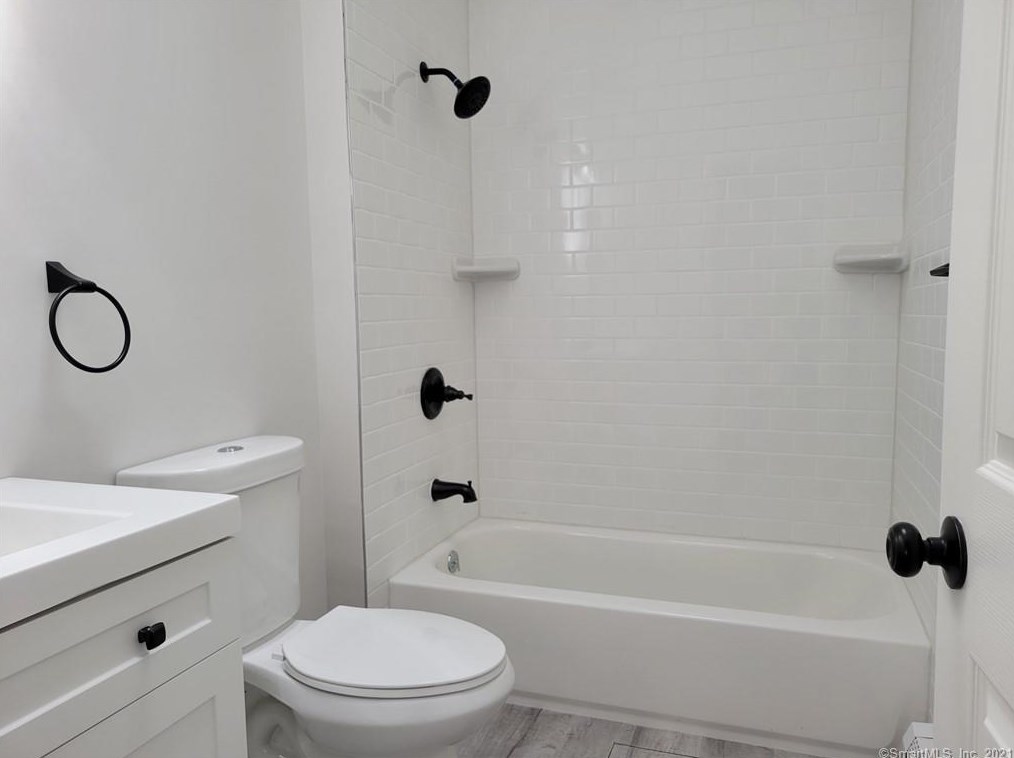 18 Elm St, Clinton CT  06413-2236 exterior