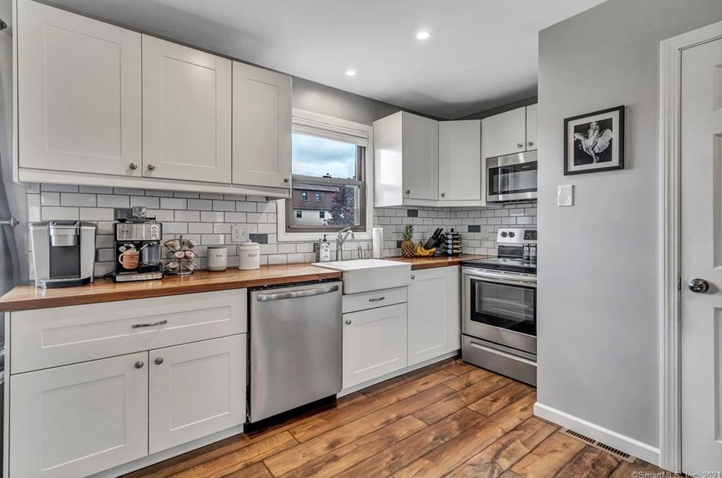 101 Village Ln #101, Branford, CT 06405