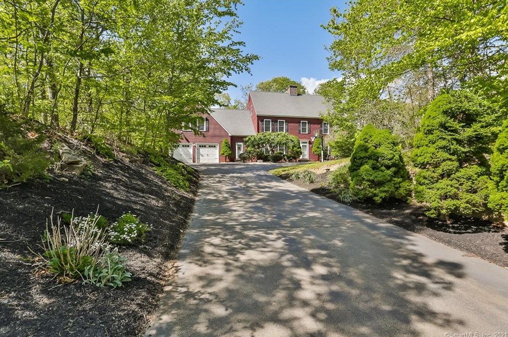 11 Laurel Cliffs Rd, Guilford, CT 06437-1680