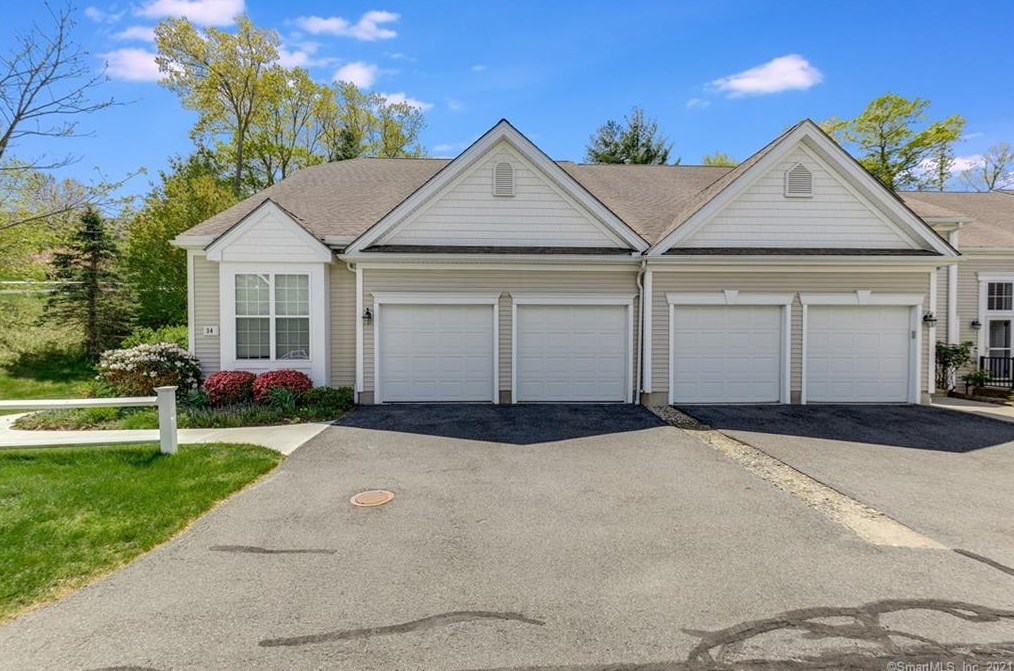 34 Meadowview Ct, Collinsville, CT 06019-2648