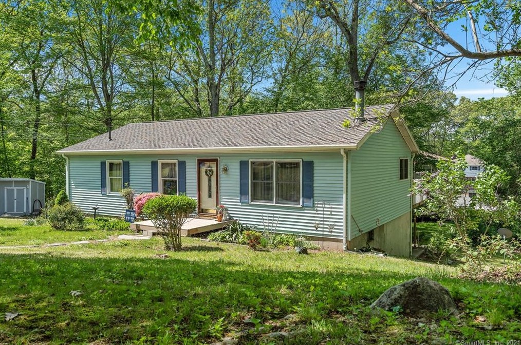 49 Allen Dr, Uncasville, CT 06382