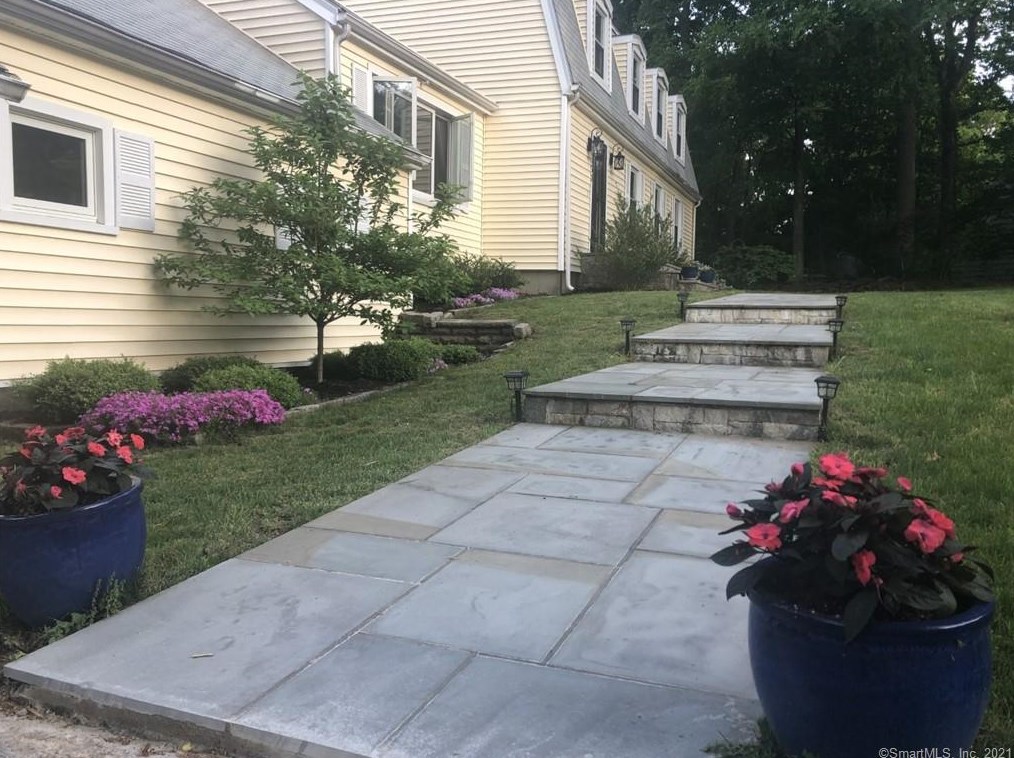 171 Williamsburg Dr, Upper Stepney, CT 06468