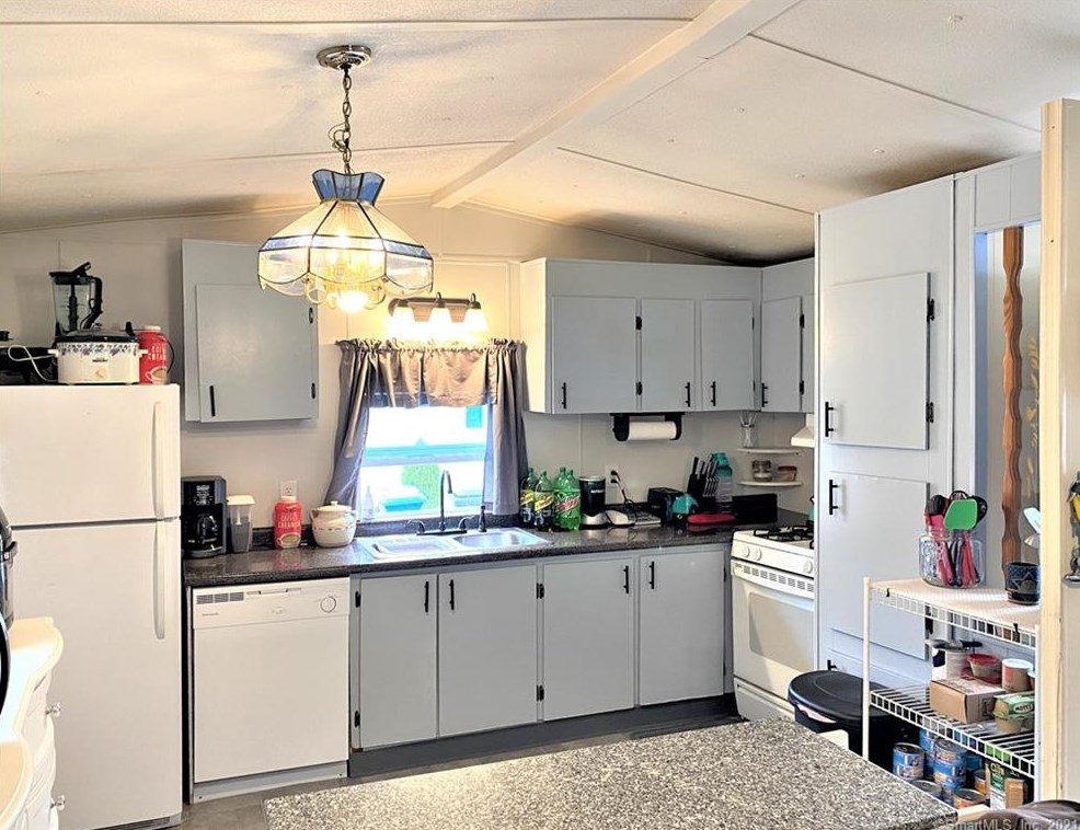 10 Sharon Dr, Storrs Mansfield, CT 06268
