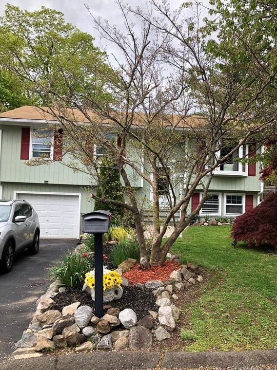 28 Carriage Dr, Union City, CT 06770-5216