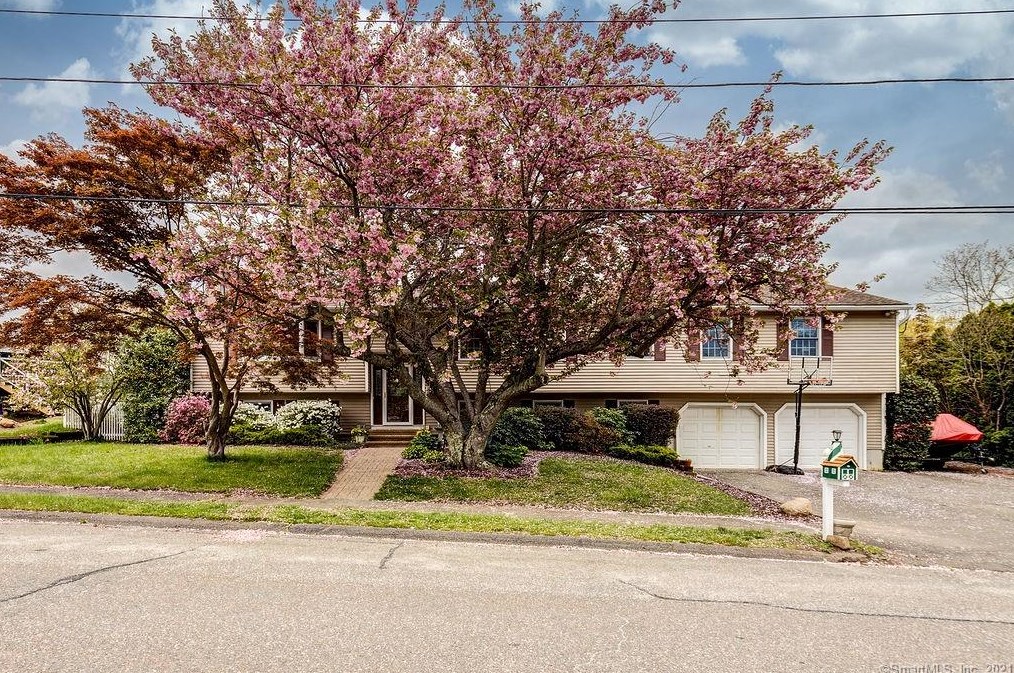 3 Jeanetti Dr, Derby, CT 06418
