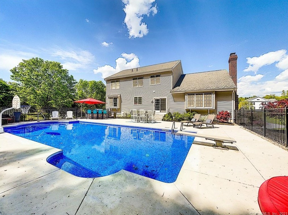207 Mountain St, Ellington, CT 06029