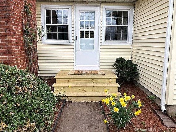 2 Warnertown Rd, Suffield, CT 06093-2227
