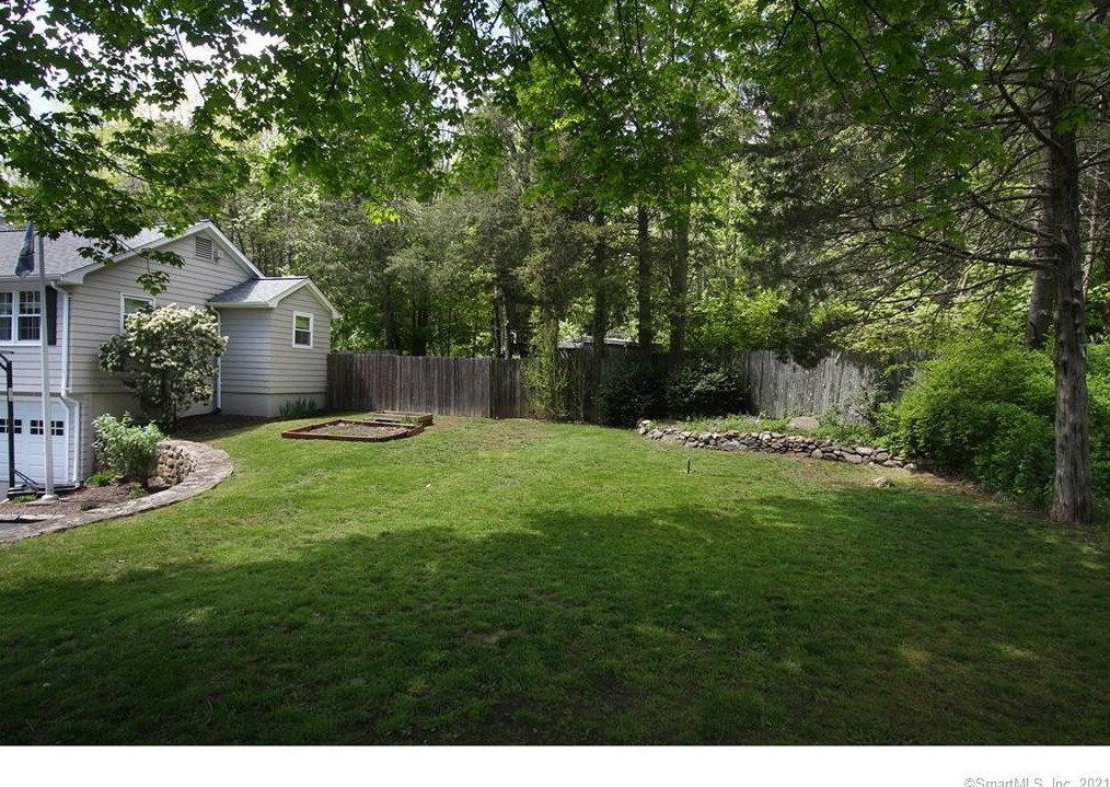 35 Isinglass Rd, Huntington, CT 06484