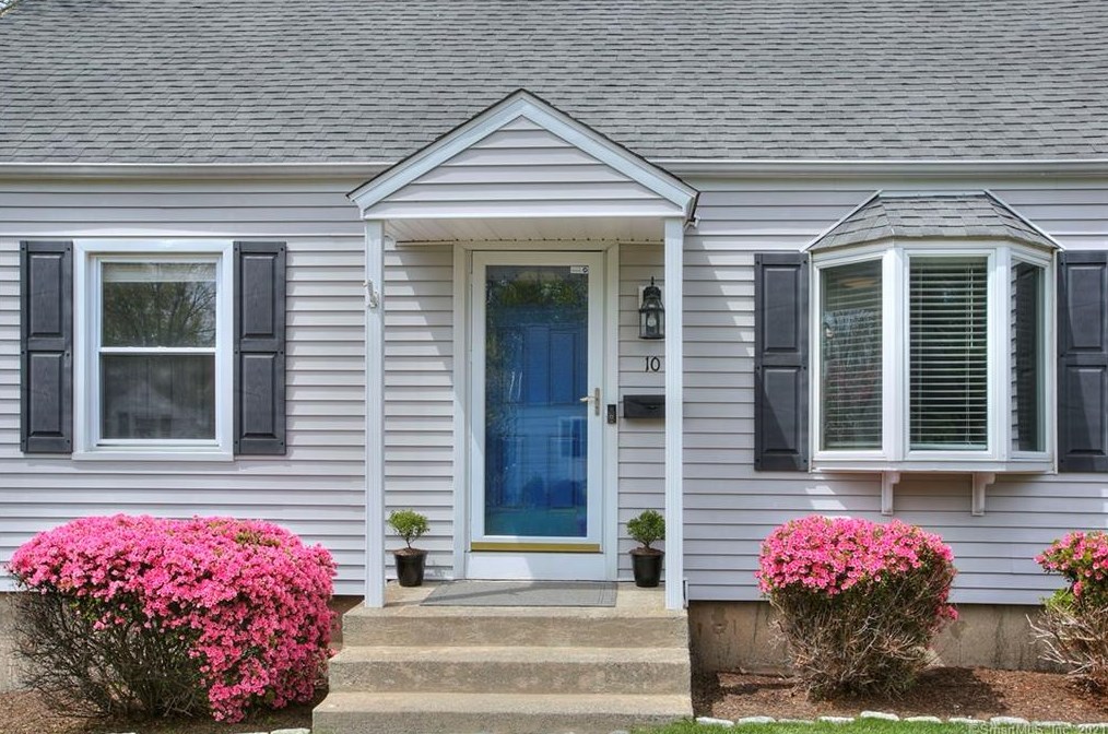 10 Ridgemont Ln, Milford, CT 06460