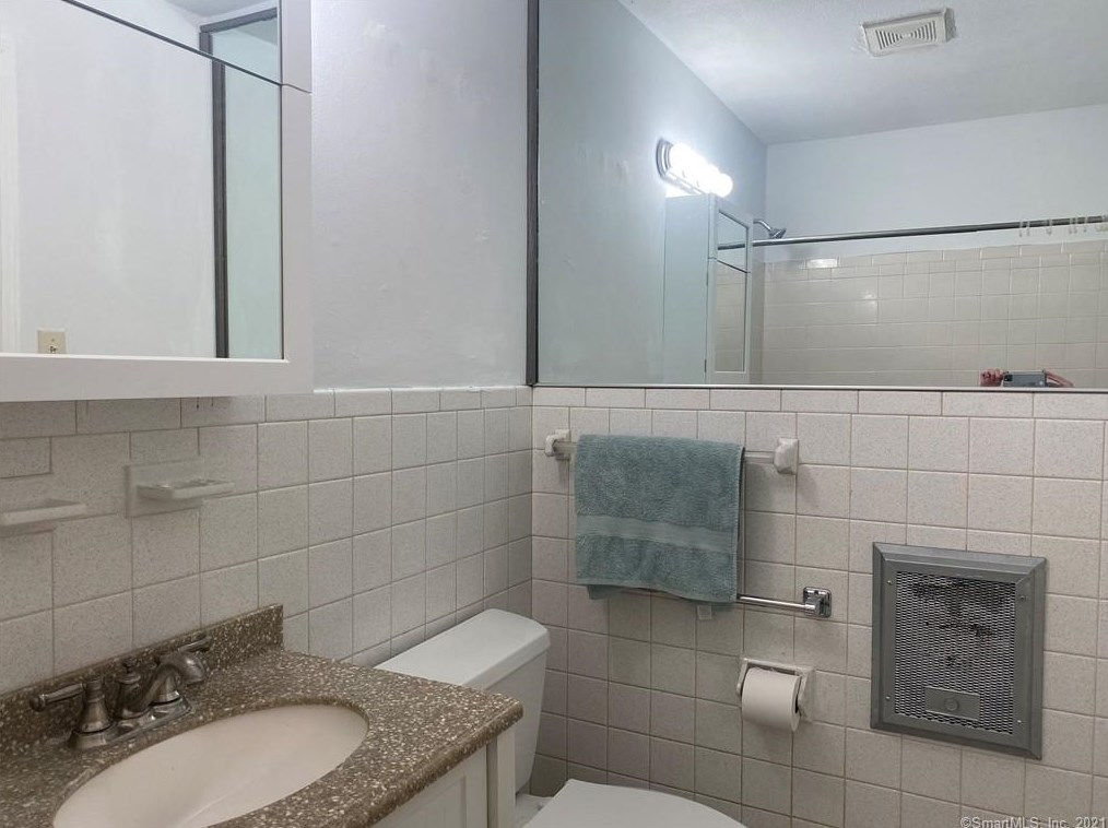 239 Old Farms Rd, Avon CT  06001-2202 exterior