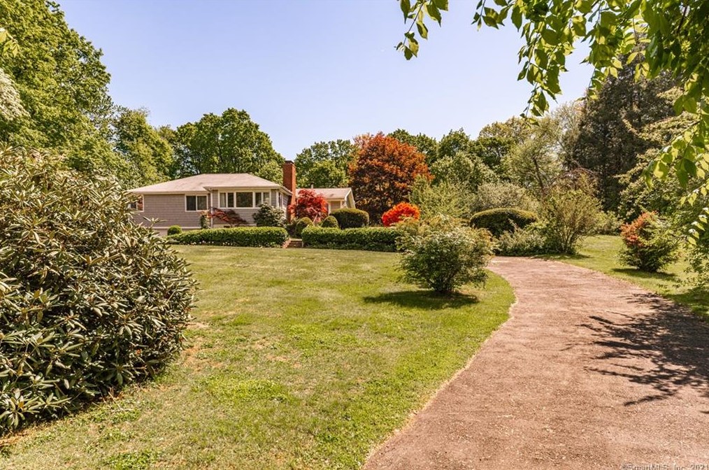 17 Milburn Dr, Bloomfield, CT 06002