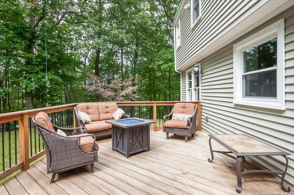 35 Guernsey Ln, Avon, CT 06001 exterior