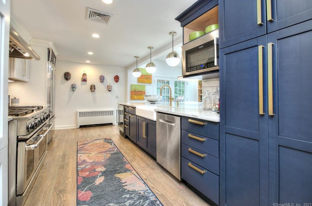 5 Iris Ln, Westport CT  06880-5325 exterior