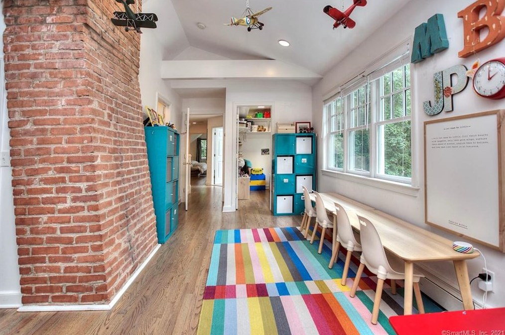 5 Iris Ln, Westport CT  06880-5325 exterior