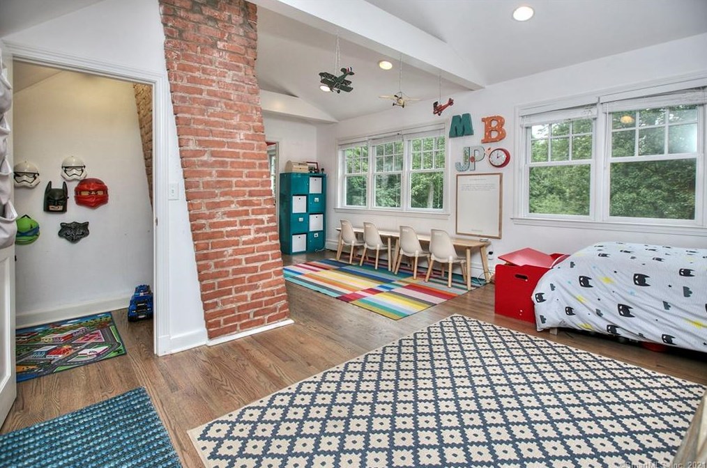 5 Iris Ln, Westport CT  06880-5325 exterior