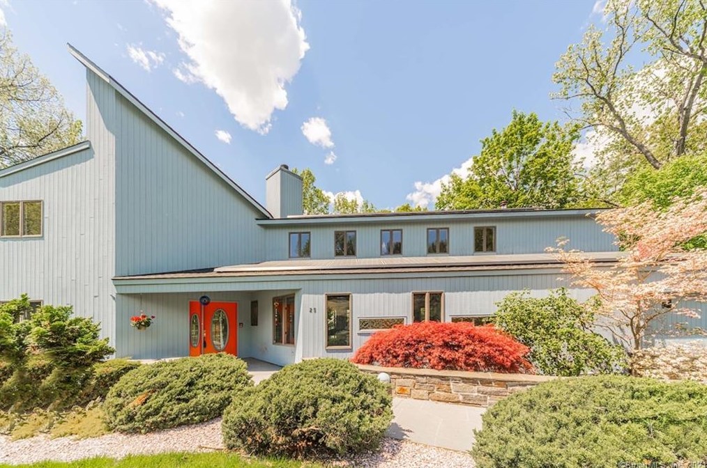 25 Surrey Dr, Cheshire, CT 06410