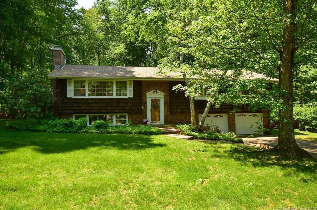99 Deepwood Dr, Wapping, CT 06074