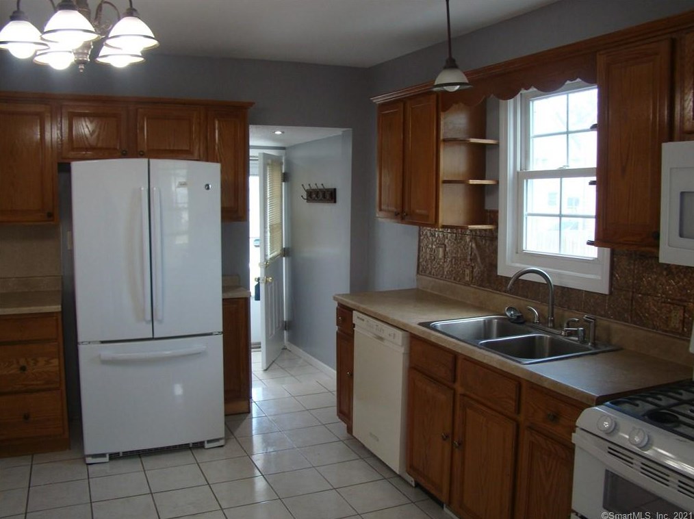 11 Webster St, Hartford CT 06111-5147 exterior